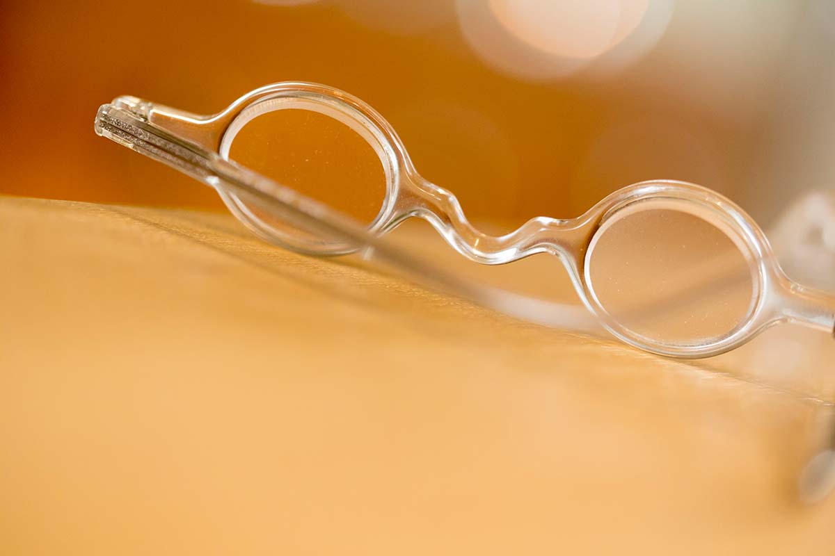 Brille neben Notizen – Vorgespräch und Ausarbeitung der Trauerrede